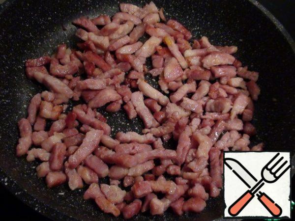 The whole roasting process takes a maximum of 5 minutes. Here are the fried pieces. When comparing photos of raw and fried bacon, you can see that in the latter it has noticeably decreased in volume.