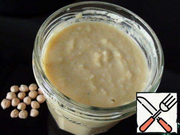 For 15-20 min. before the end of cooking, add to the pan pre-cooked and pureed (or just boiled whole grains) chickpeas. Mix thoroughly with vegetables and bacon. I prefer to cook chickpeas the day before, grind directly with the water in which it was cooked, put in cans of 250 ml. and freeze. In one Bank on 250 ml. I have about 200 gr. product's. Then it is very convenient to add the existing workpiece in the soup, for example.