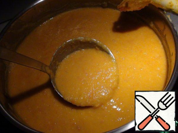 At the end of cooking, using an immersion blender, lightly chop the vegetables / chickpeas with bacon in the same pan where they were cooked. The mass turns out to be very thick, it can be seen in the photo. Then dilute the soup with water to the desired consistency. To do this, I pour boiling water from the kettle. Mix everything together.
