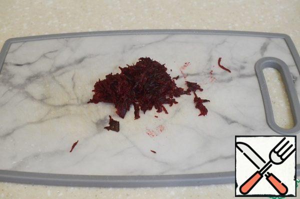 Boil or bake beets, peel and grate on a fine grater. You can take raw beets, but then the color of the dough will be less saturated.
