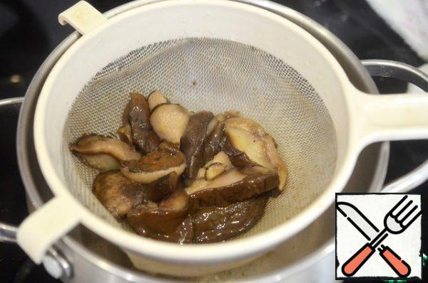 Mushrooms clean, boil for 10 minutes, then drain the water.