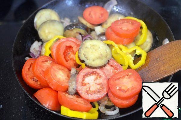 Heat the oil in a frying pan. Quickly fry the vegetables, laying them in the following sequence: Onions, mushrooms, eggplant, pepper, garlic. Fry for 5 minutes.
