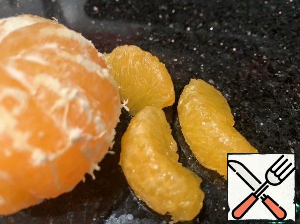 Peel the tangerines, remove the film from each slice. (Of course, you can take canned tangerines, but we are not looking for easy ways).