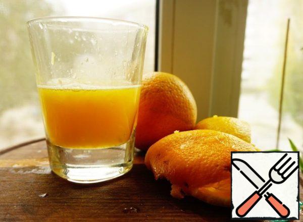 Squeeze the juice from the orange. You can take ready-made store, but I prefer natural fresh.