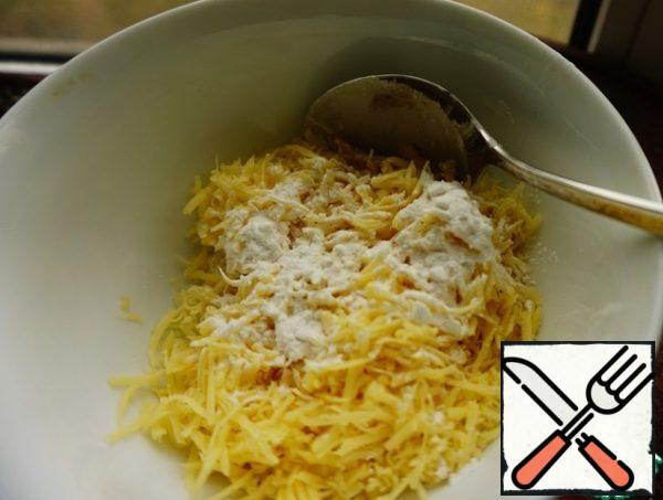 Mix it with starch. Starch is needed here so that the cheese melts better in the soup and we have a viscous soup structure.
