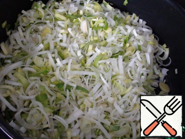 Then cut the white and light green parts in length and thinly cut. Pour into a saucepan 1-2 tbsp vegetable oil, stir and passeruem. If we had fresh green onions, we would not have to fry - just crumble it into a blank for a pie and it would be even more dietary. So if you have it, feel free to take more. If you have onions, you will have to spasserovat, as well as leeks.