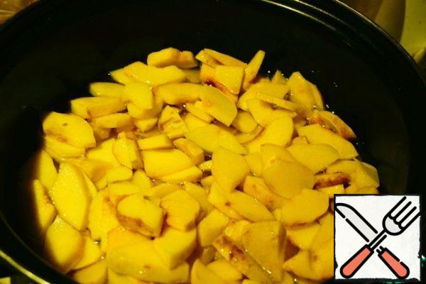 Pour the quinces in sugar syrup.