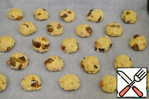 On a baking sheet covered with parchment spread small balls of dough. When baking cookies greatly increase.