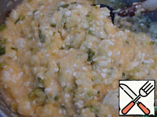 And now we put leeks and cheese in a frying pan with half-cooked grits and mix everything vigorously. Here is such a mass turned out. If we had fresh green onions, we would add them without pre-frying at this stage.
