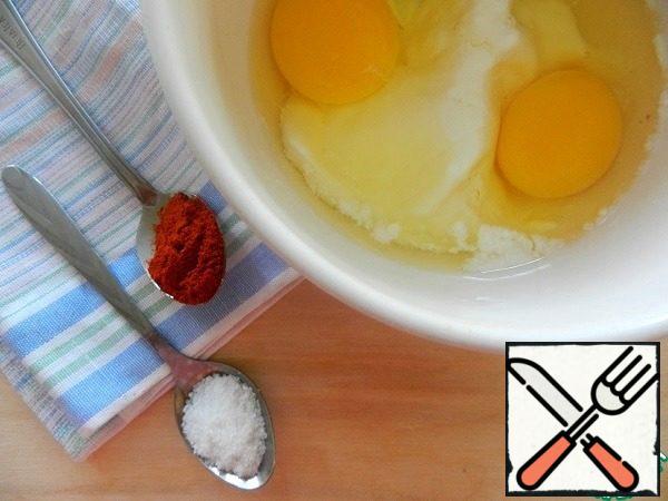 Mix sour cream with eggs. Prepare salt and smoked paprika (you can of course replace your favorite spices, but paprika here adds an interesting flavor note).