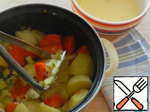 With ready vegetables drain water, to remove pepper and Bay leaf. Vegetables mash with a potato masher. Add in 2 phase egg-sour cream mixture of, well kneading each time mass of. Add salt and paprika, stir.