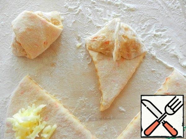 Seal the filling on all sides.
