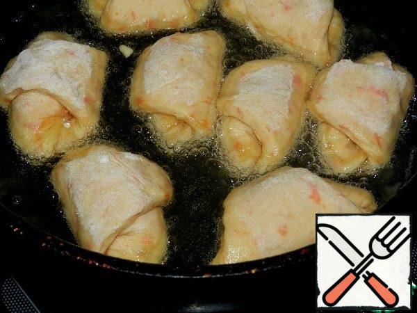Fry the bagels in a frying pan with enough oil over low heat on both sides until golden brown for 3-5 minutes.
