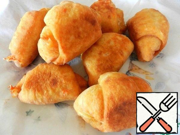 Put the finished pies on a napkin to remove excess fat.