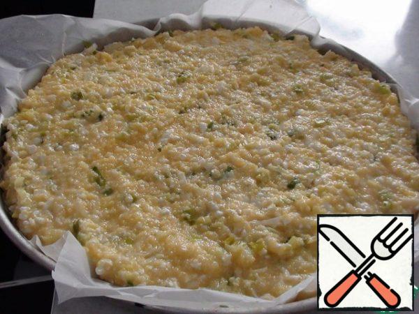 Put the mass in a form previously covered with parchment paper. My shape is 32 cm in diameter, the height of the rim is 3.5 cm. the surface is slightly leveled.
