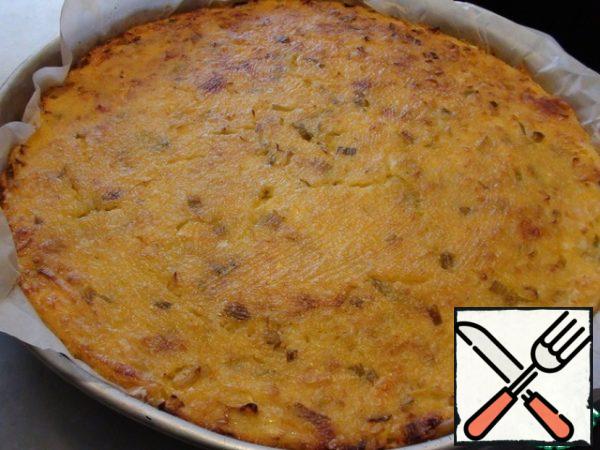 And we put it to bake in a hot oven, at a temperature of 180 degrees, for an hour. After an hour, turn off the oven and leave the pie in it for another 30 minutes. If you cook twice as much in volume, then the cooking time will have to be slightly reduced. Here's the view from above.
