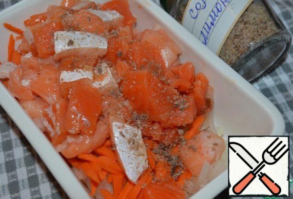 Cut onion into half rings, carrot into strips or grate on a coarse grater. Mix with fish, add salt, add finely chopped parsley.
