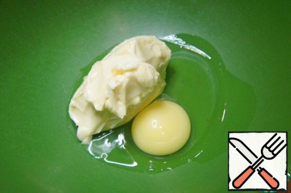 Beat the softened butter with the egg into a homogeneous mass.