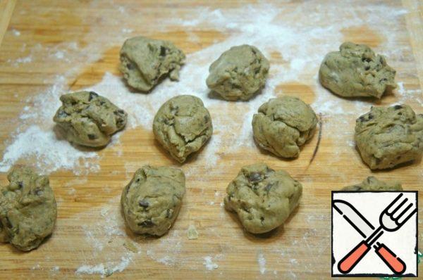 Divide the dough into pieces of about 30 g,
