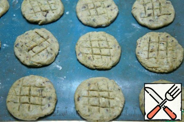Place on a baking sheet covered with parchment or a silicone mat. Make incisions with a knife.
