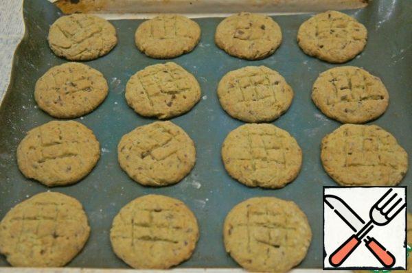 Once the edges are browned, remove the cookies from the oven and leave to cool on a baking sheet. The main thing is not to overdo the cookies in the oven.
