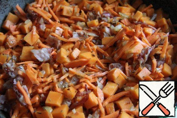 Add diced carrots and pumpkin to the same place. Stir and fry.
