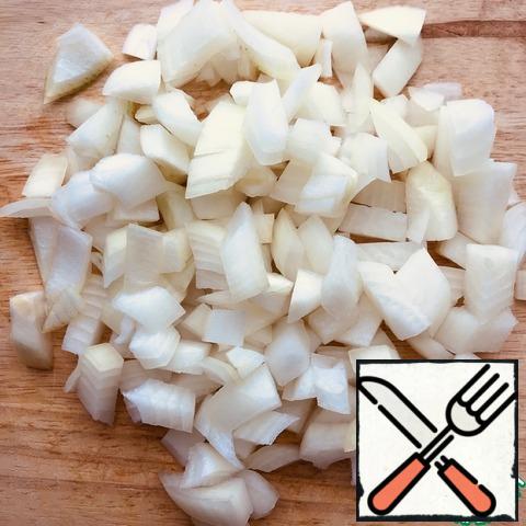 Take 2 onions and cut into cubes. Send the onions to the pan and fry in vegetable oil.