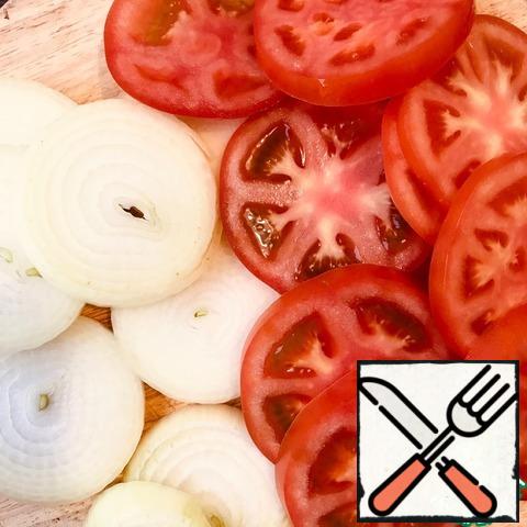 Cut thin slices of eggplant, zucchini, remaining tomatoes and onions. For a beautiful dish you need to choose vegetables about the same diameter.