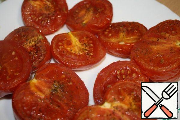 Also bake the peppers and tomatoes.
For the winter, peppers are marinated in oil, they are already baked and without skin.
Cut tomatoes in half, sprinkle with salt and sugar. You can sprinkle with your favorite greens. I tried the spicy.
Preheat the oven to 200 degrees and bake for about 40 minutes.
