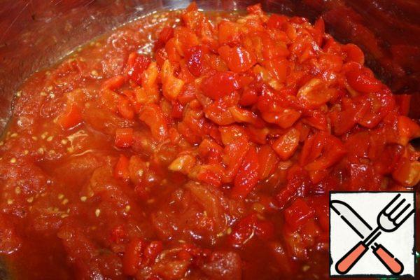Clean the peppers from seeds and skins from the tomatoes is also remove peel and finely chop all.
Put in a saucepan.