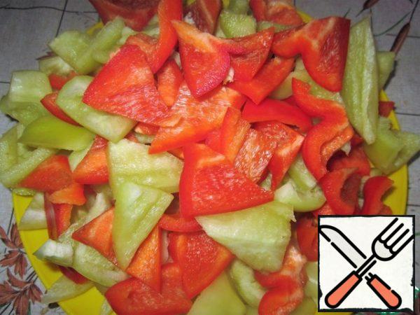 Wash paprika, remove seeds and partitions, cut into triangles.
