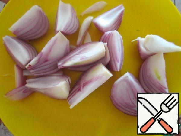 Cut each onion into 6 slices.
