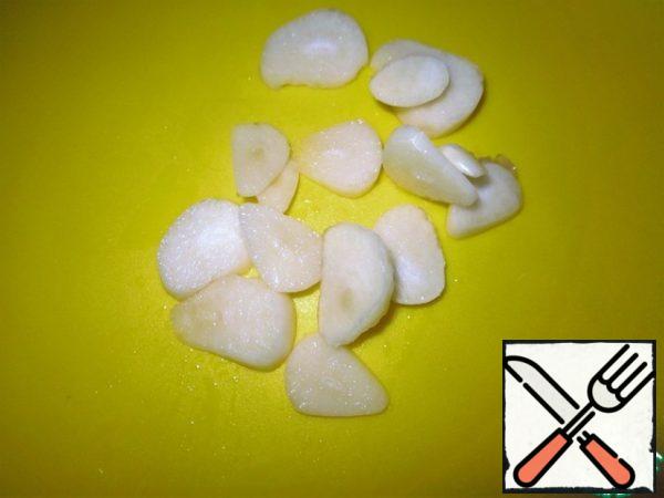 Cut the garlic.