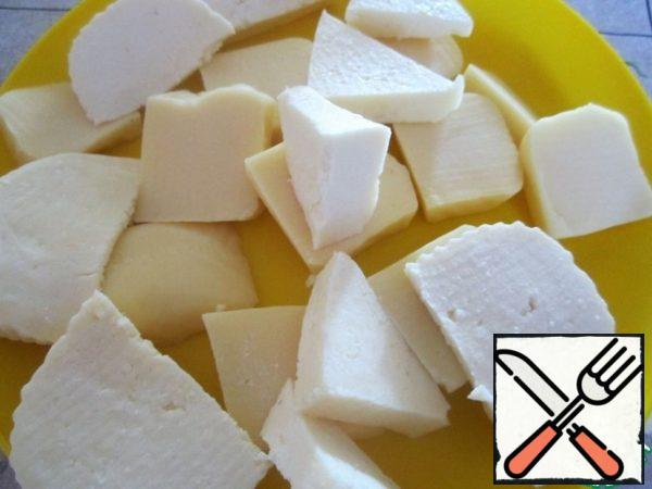 While the vegetables are baked, cut the cheese into slices.