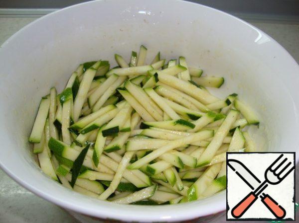 Put the zucchini in a salad bowl, add the sauce, salt and pepper to taste. Mix it.

