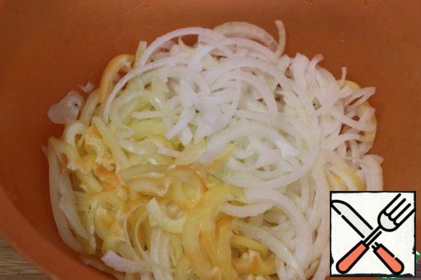 Finely chop the onion and bell pepper, add a teaspoon of salt and sugar, pour in the balsamic, add black pepper, mash well with your hands and remove for an hour.