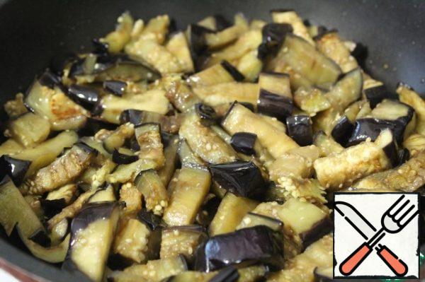 Fry in 1 tablespoon of vegetable oil over high heat, stirring constantly.
