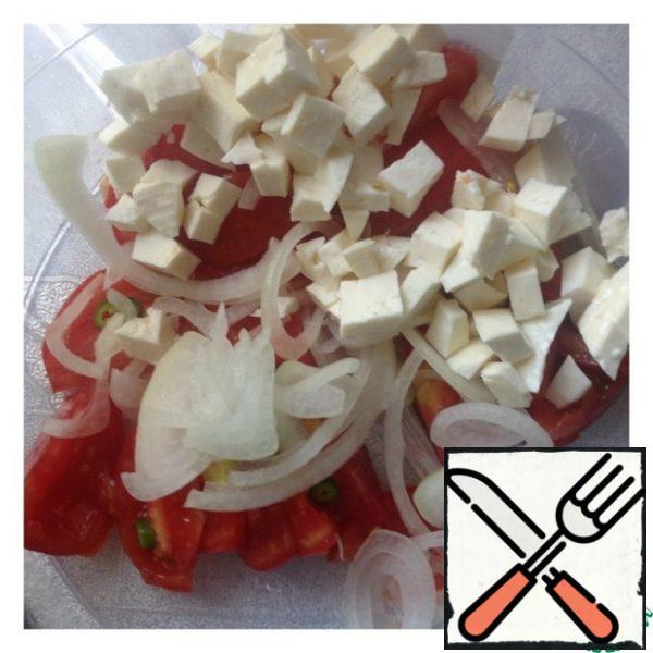 Cut onion into rings, Imeretian cheese into small cubes.
