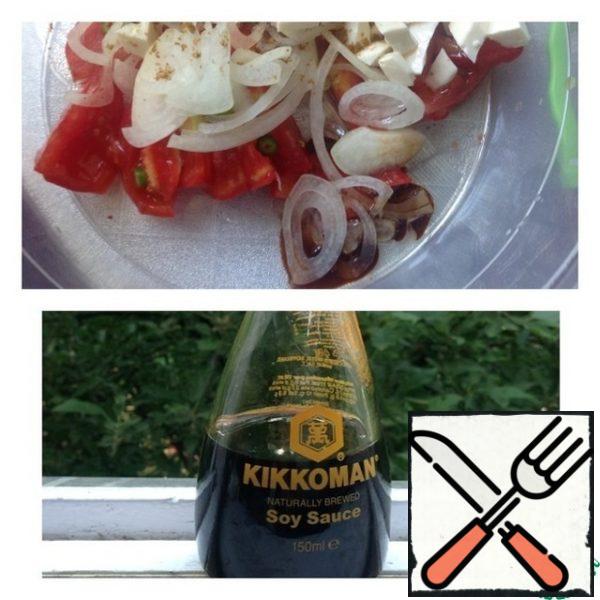 If desired, add a pinch of salt and a pinch of sugar. Pour in the butter and soy sauce. Salad mixture.
