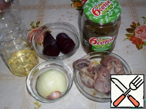 Prepare the products. Boil the beets until tender, cool and peel. Boil chicken stomachs in salted water until tender and cool.
