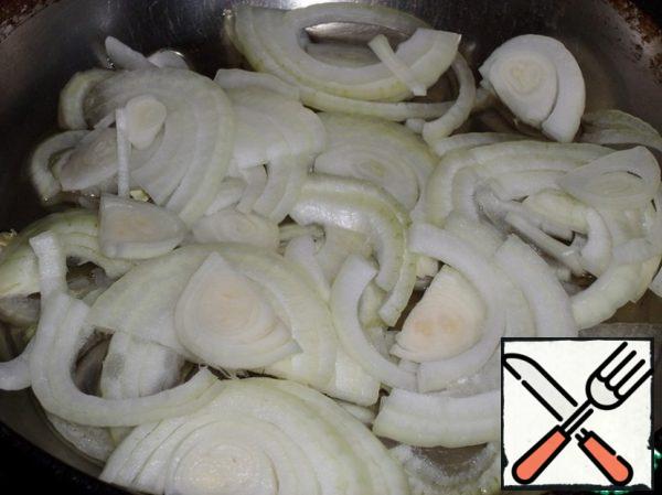 In a heated pan pour vegetable oil. Spread the chopped onion.