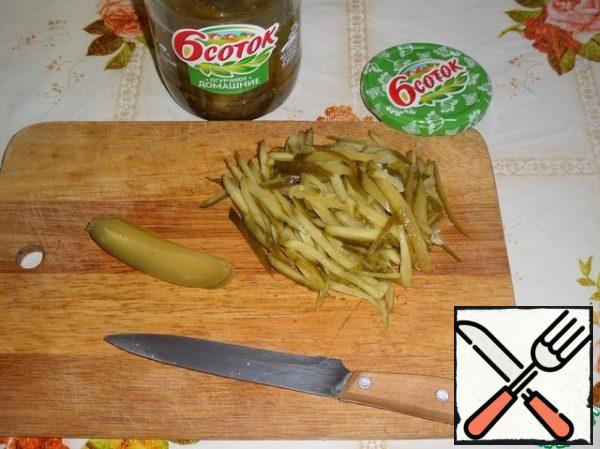 Cut the pickles into strips.
