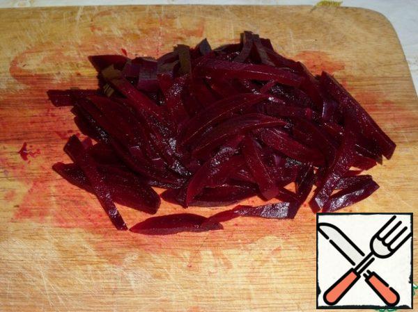 Cut the boiled beets into strips.