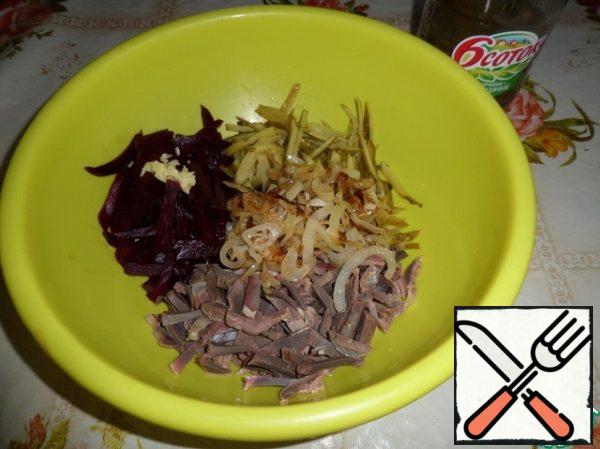 Spread the chopped ingredients in a Cup. Add the fried onions, crushed garlic and garlic oil.