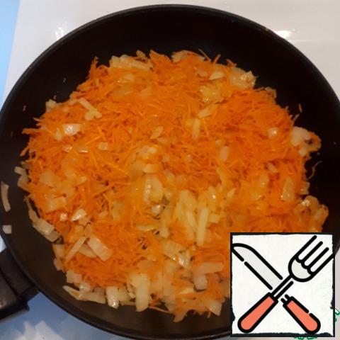 Onions cut into small cubes, carrots grate on a fine grater, all fry in a small amount of vegetable oil.