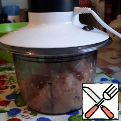 While the vegetables are cooking, let's do the fillets and broccoli. Well if you have such a kitchen gadget as a chopper. With its help, you can quickly get minced chicken fillet.