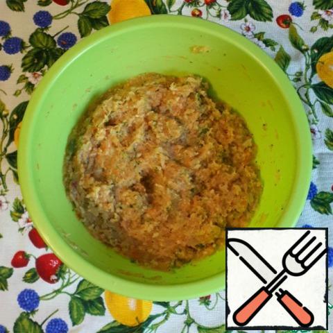 Mix well the minced meat with vegetables and spices.