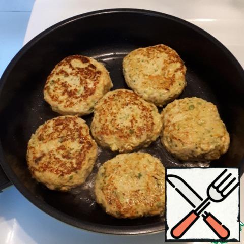 Wet hands form cutlets and fry on both sides in vegetable oil.