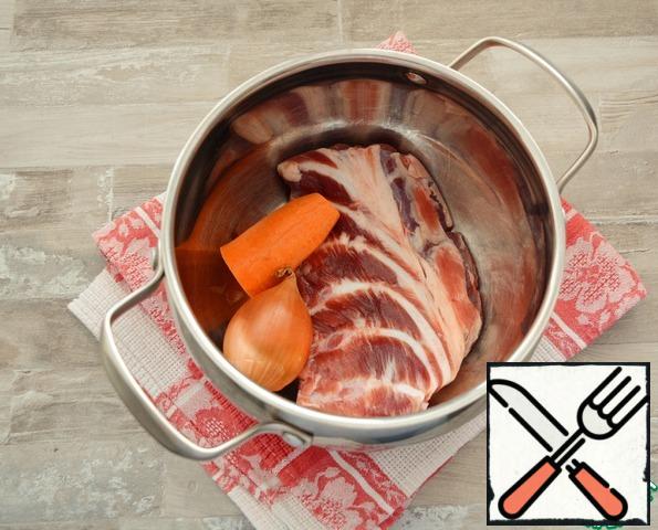 To begin, cook the broth. Meat can take any-pork, beef, duck, goose, chicken, Turkey. The main condition - it should be with a bone.I had a rib of pork, with bone and cartilage. Place the meat in a saucepan, add water, onion in the husk, peeled carrots and bring to a boil. Remove the foam, reduce the heat to low, add a pinch of salt and cook the broth for an hour and a half with barely noticeable bubbling. Then remove the meat, strain the broth, discard the vegetables.Vegetables for broth in the ingredients are not specified, you can not add them if you do not want. But do not overdo it with salt, it is better not to salt.