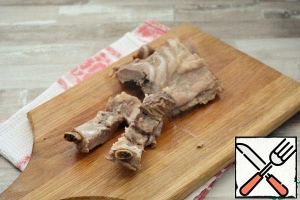 Cut the meat into pieces and set aside for now (in a container so that it is not ventilated)
